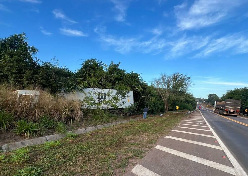 Imagem de compartilhamento para o artigo Carreta sai da pista e derruba defensa metálica de ponte na BR-163, próximo a Coxim da MS Todo dia